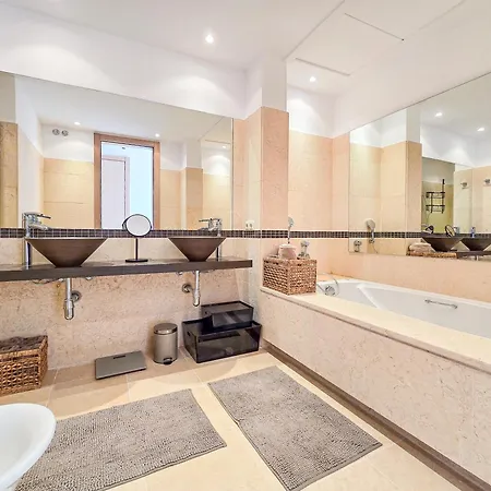 Apartment Luxury Retreat In Monteros