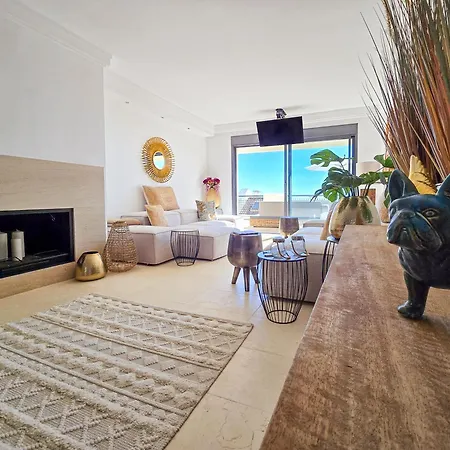 Apartment Luxury Retreat In Monteros